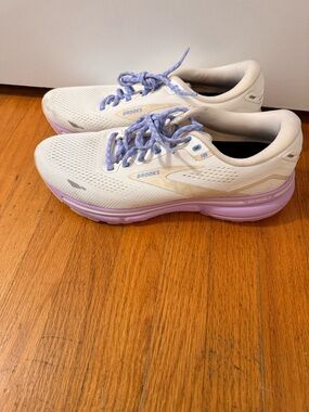 Brooks Women's Running Shoes - White with Lavender Accents